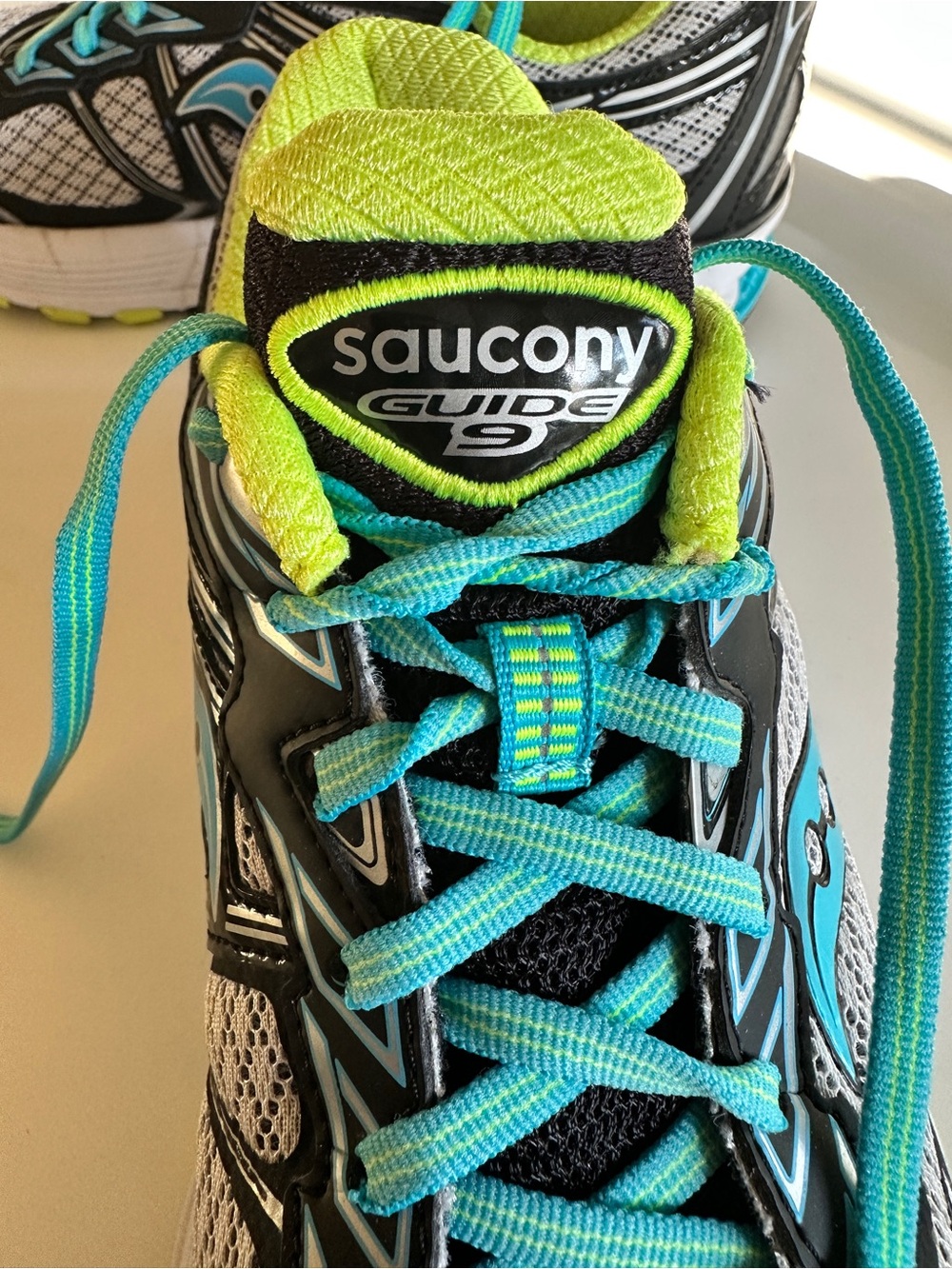 Saucony Guide 9 Everun Women's Running Shoes in White, Black, Teal and Lime 9.5 - Picture 4 of 13